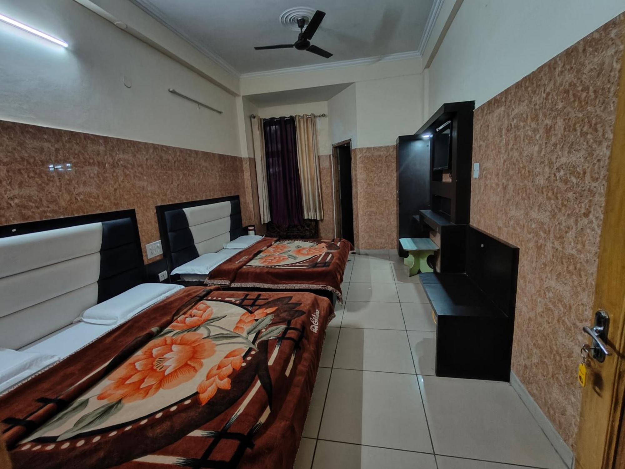 Aashirwad Hotel Катра Екстериор снимка